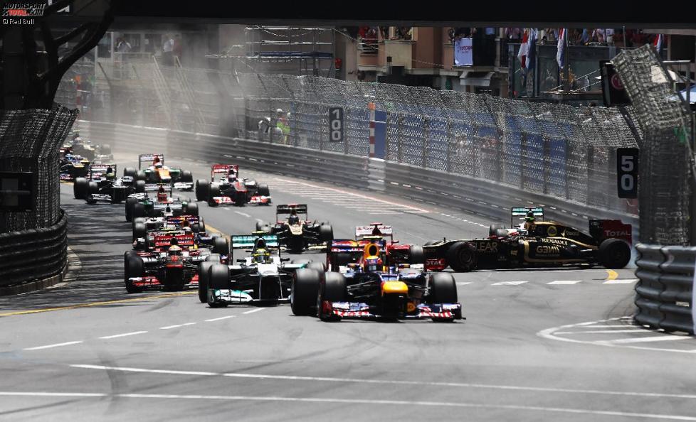Start: Mark Webber (Red Bull) führt, Romain Grosjean (Lotus) löst dahinter eine Kollision aus