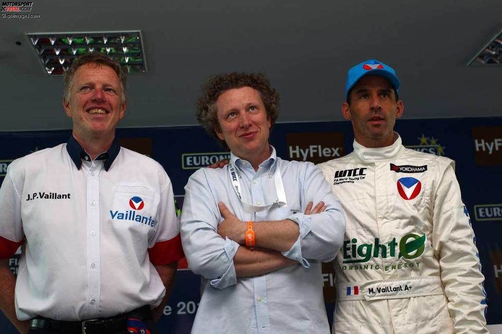 Alain Menu (Chevrolet) mit Chevrolet-Sportchef Eric Neve und Zeichner Philippe Graton