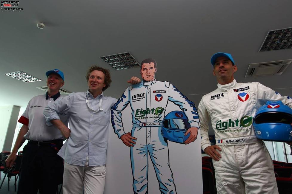 Alain Menu (Chevrolet) mit Chevrolet-Sportchef Eric Neve und Zeichner Philippe Graton