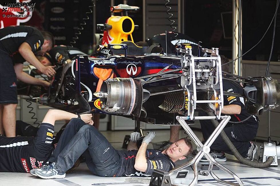 Arbeiten am Wagen von Sebastian Vettel (Red Bull) 