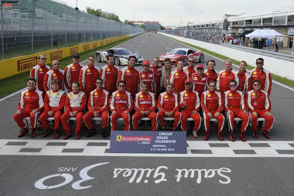 Das Ferrari-Team mit den Fahrern der Ferrari-Challenge, die im Rahmenprogramm gastiert