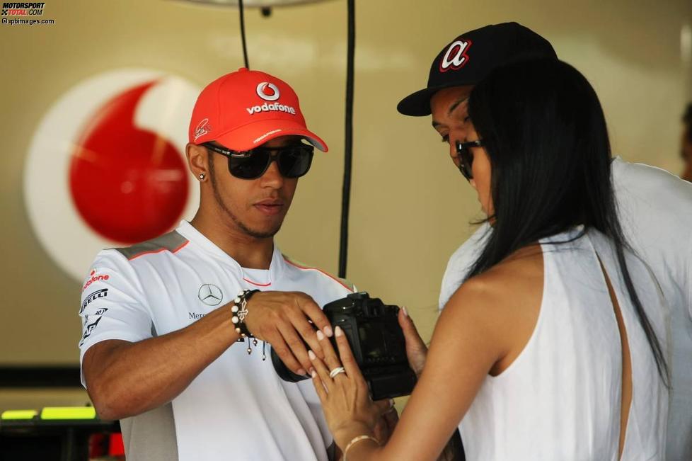 Lewis Hamilton (McLaren) erklärt Nicole Scherzinger, wie Sie ihn während des Rennens am besten fotografieren kann