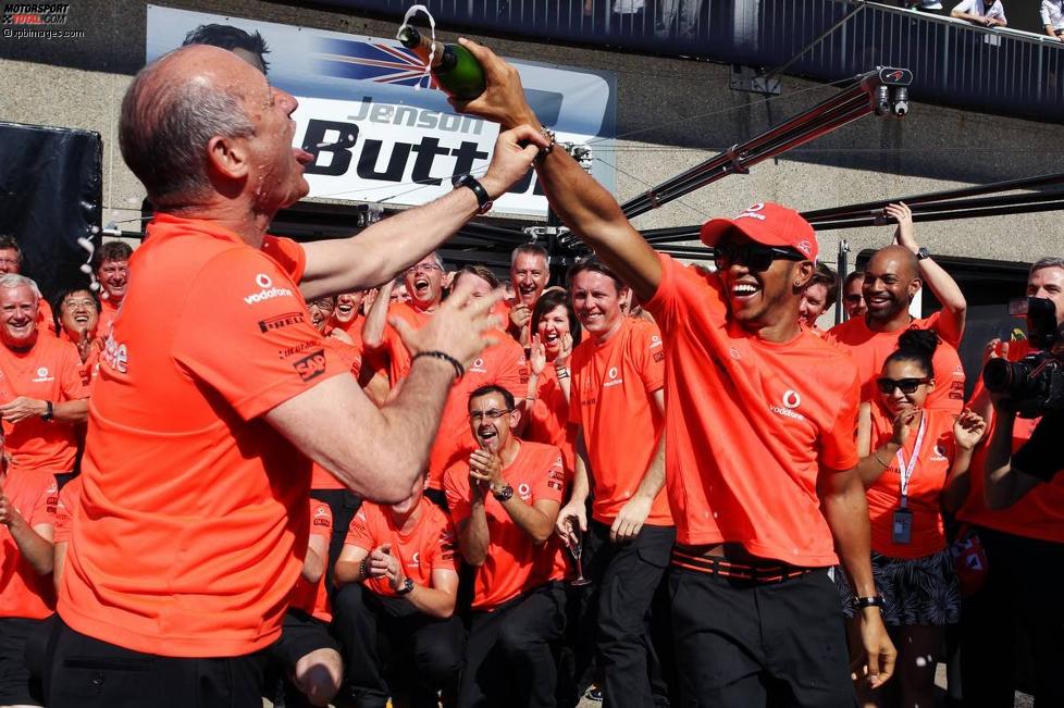 Lewis Hamilton (McLaren) und Ron Dennis feiern den Sieg in Kanada.