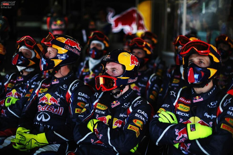 Red-Bull-Mechaniker verfolgen das Rennen