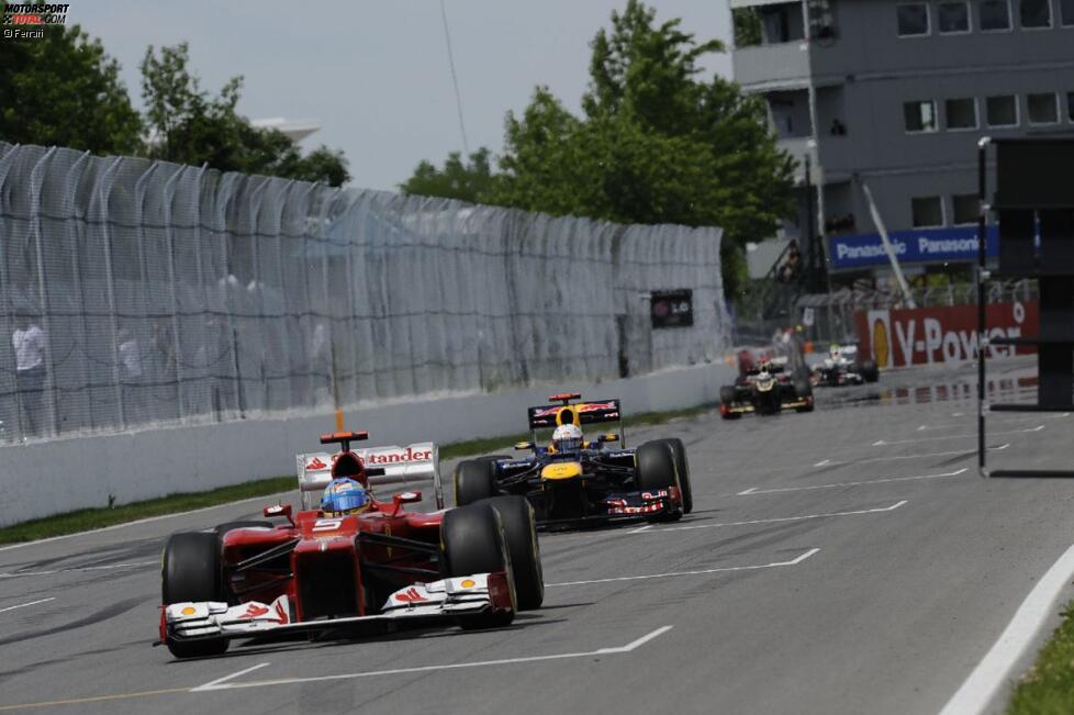 Fernando Alonso (Ferrari) vor Sebastian Vettel (Red Bull) 