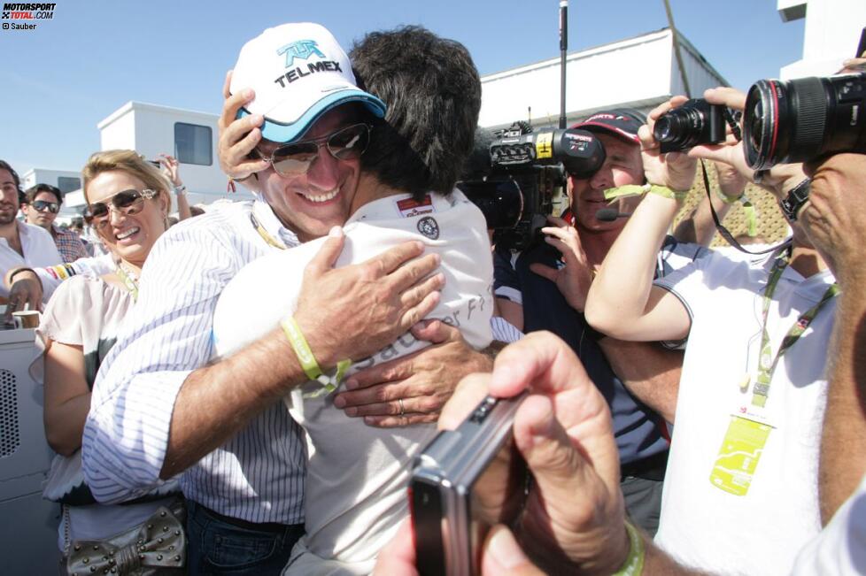 Carlos Slim, der reichste Mann der Welt, gratuliert Sergio Perez (Sauber)