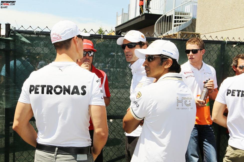 Narain Karthikeyan (HRT) und Pedro de la Rosa (HRT) im Gespräch mit anderen Fahrern