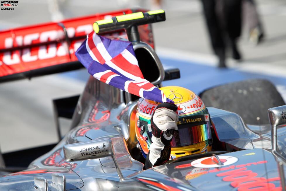 Lewis Hamilton (McLaren) feiert seinen Sieg mit dem Union Jack
