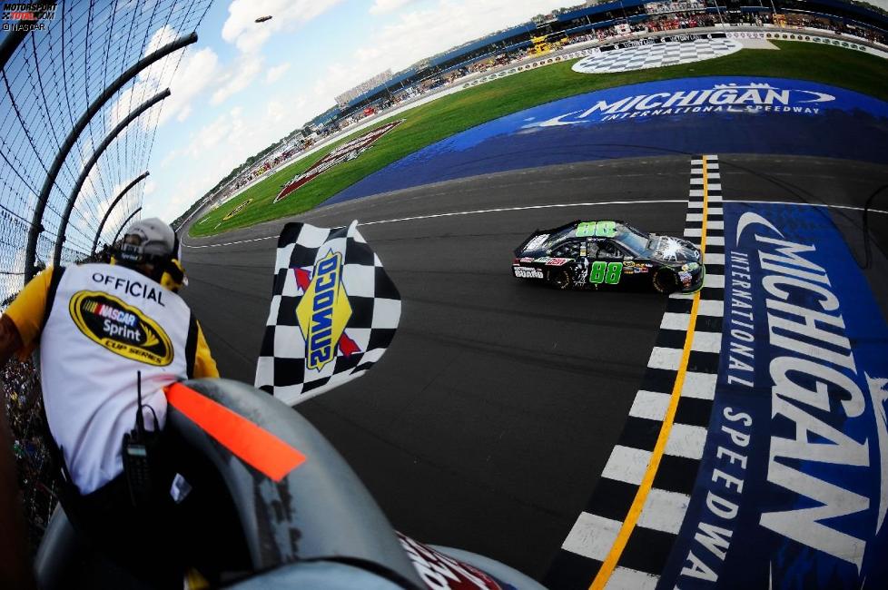 Die sieglose Serie von Dale Earnhardt Jun. (Hendrick) endete passenderweiße auf dem Michigan Speedway