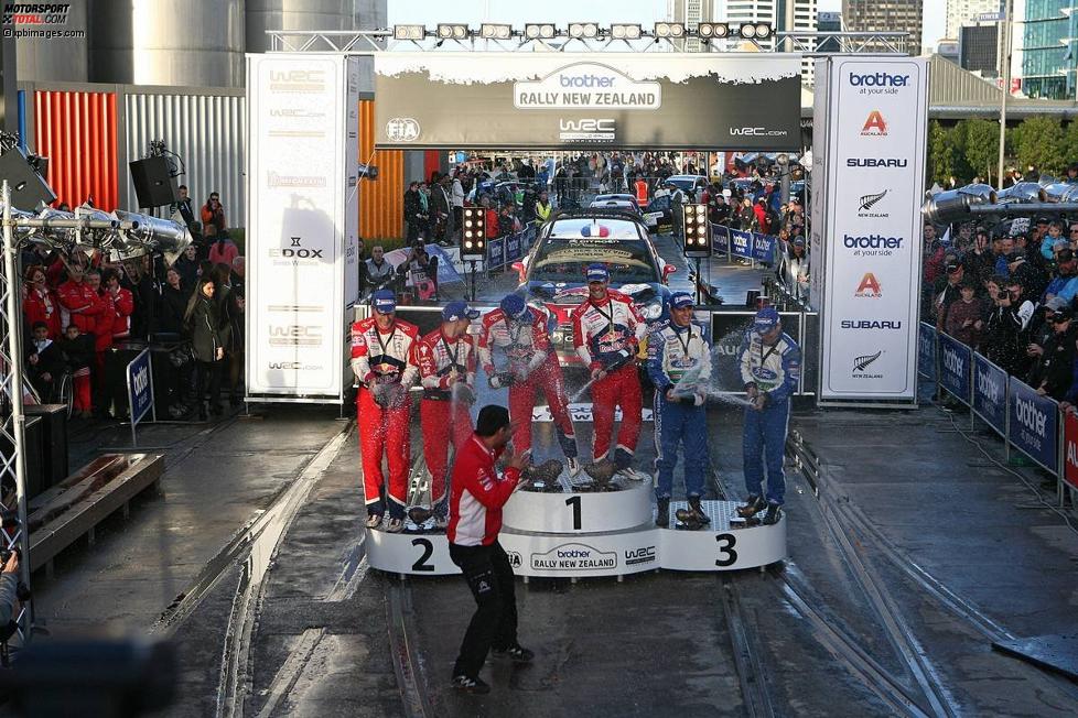 Sebastien Loeb (Citroen), Mikko Hirvonen (Citroen) und Petter Solberg (Ford) auf dem Podium der Rallye Neuseeland