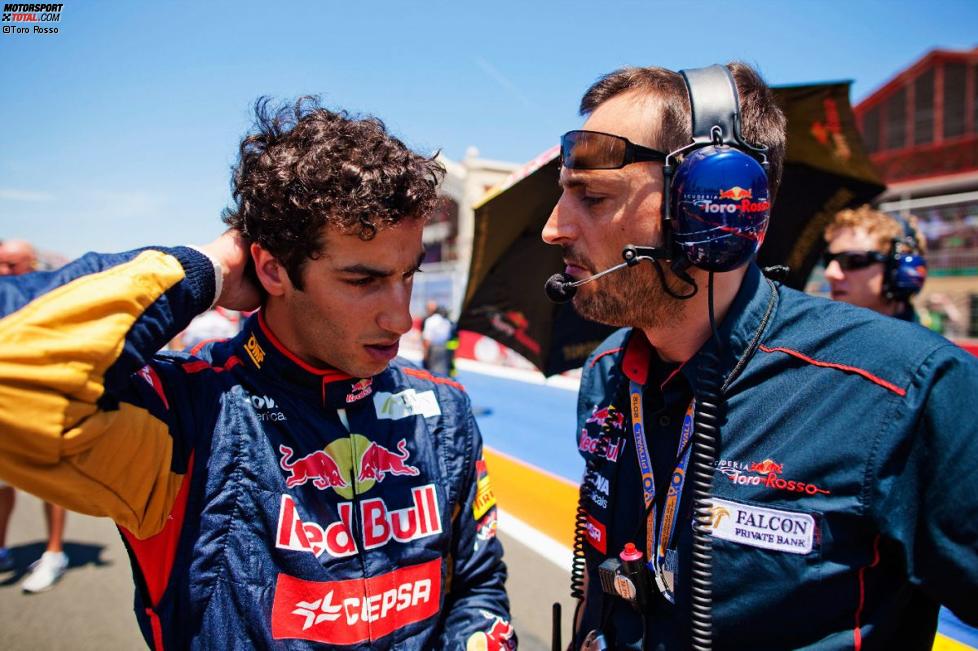 Daniel Ricciardo (Toro Rosso) mit seinem Renningenieur Riccardo Adami
