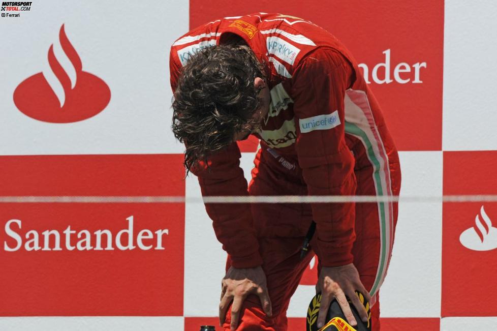 Von seinen Emotionen überwältigt: Fernando Alonso (Ferrari) klappt bei der spanischen Hymne fast zusammen