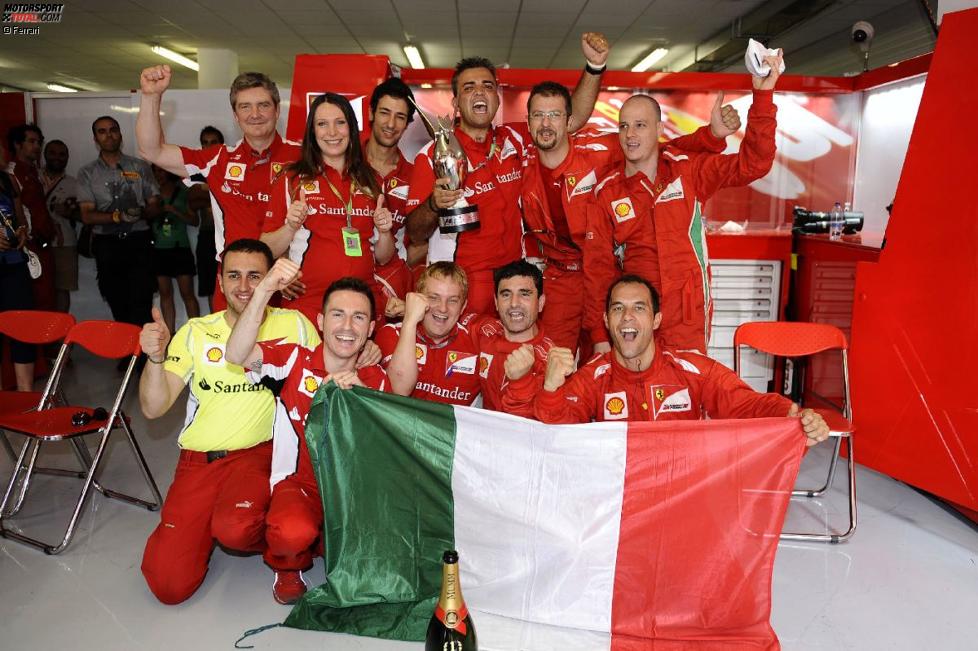 Ferrari-Team feiert mit dem Pokal