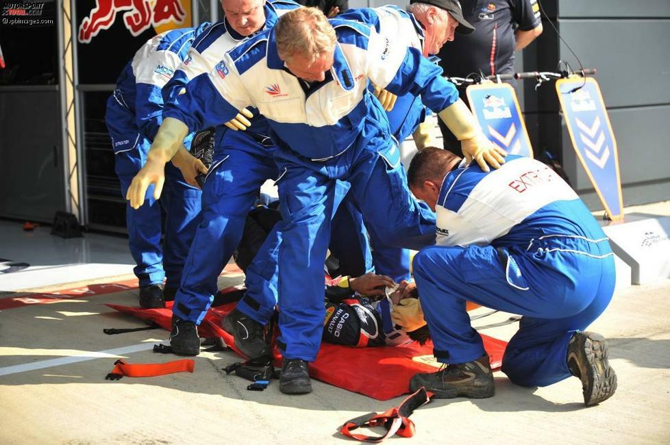 Die Sanitäter üben die Befreiung eines Fahrers aus dem Cockpit mit einem Red-Bull-Mechaniker