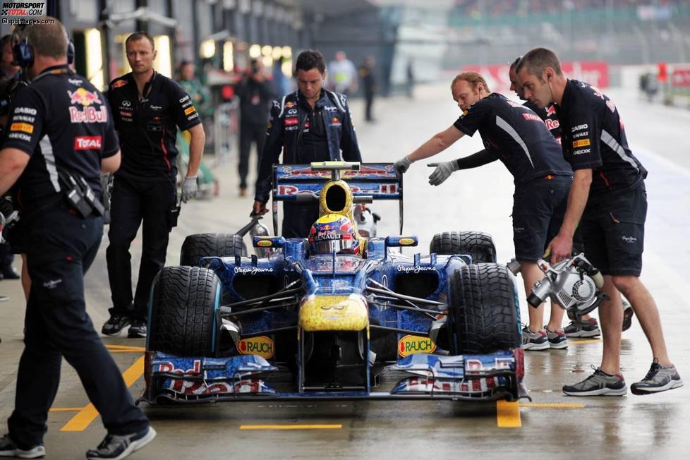 Mark Webber (Red Bull) und seine Jungs standen und saßen am Freitag in Silverstone im Regen.