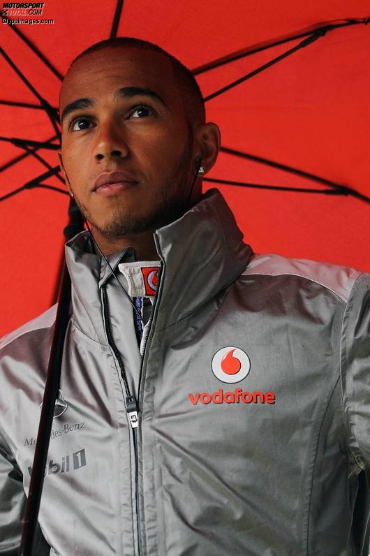 Spaziergang durch die Boxengasse, um die Konkurrenz zu beobachten: Lewis Hamilton (McLaren) 