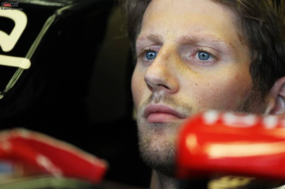 Romain Grosjean (Lotus) wartet an der Box auf ein Nachlassen des englischen Regens.