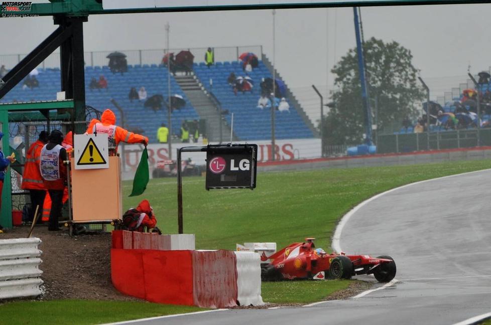 Fernando Alonso (Ferrari) verlor beim einem Dreher am Ende des Tages noch seinen Frontflügel.
