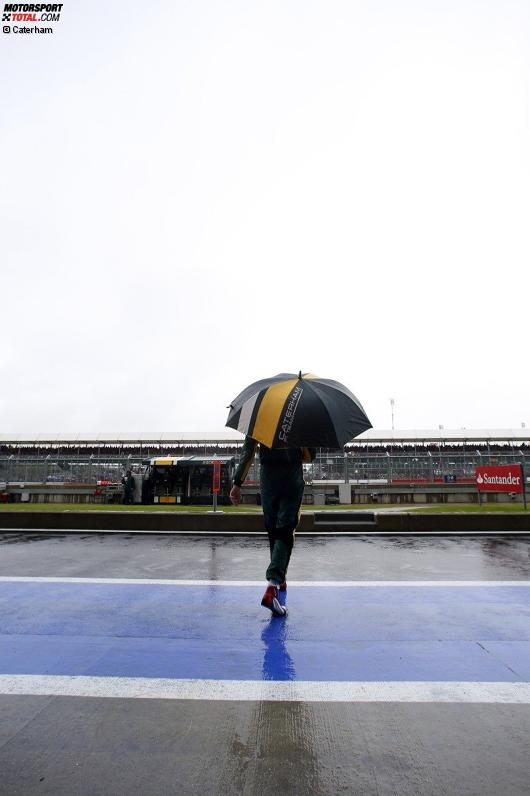 Heikki Kovalainen (Caterham) steht im Regen