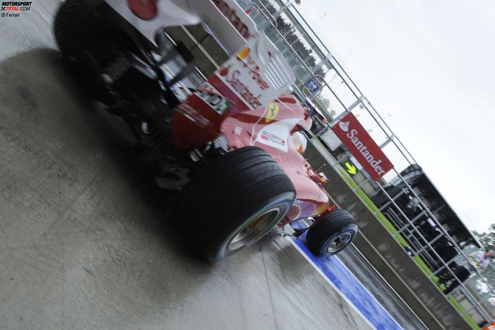 Fernando Alonso (Ferrari) verlässt die Box.