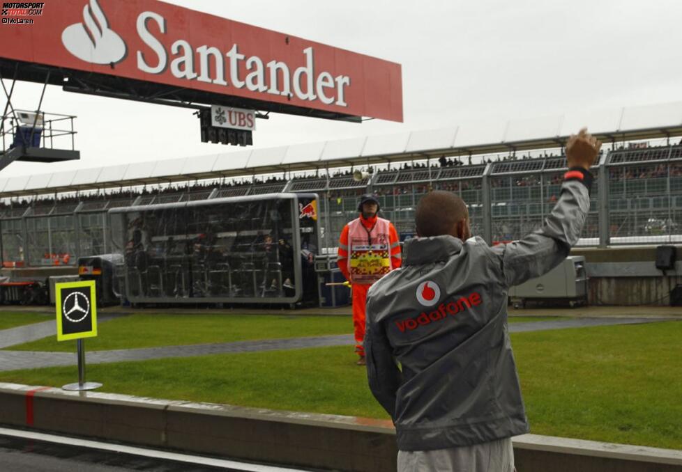 Lewis Hamilton (McLaren) winkt seinen Fans