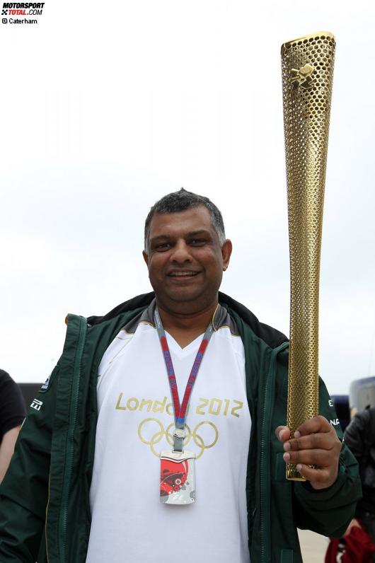 Tony Fernandes mit der Olympischen Fackel