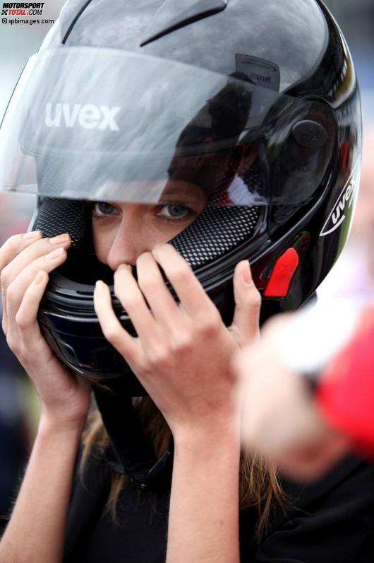 Fernando Alonsos neue Freundin Dascha Kapustina bereitet sich auf eine Runde im Renntaxi vor