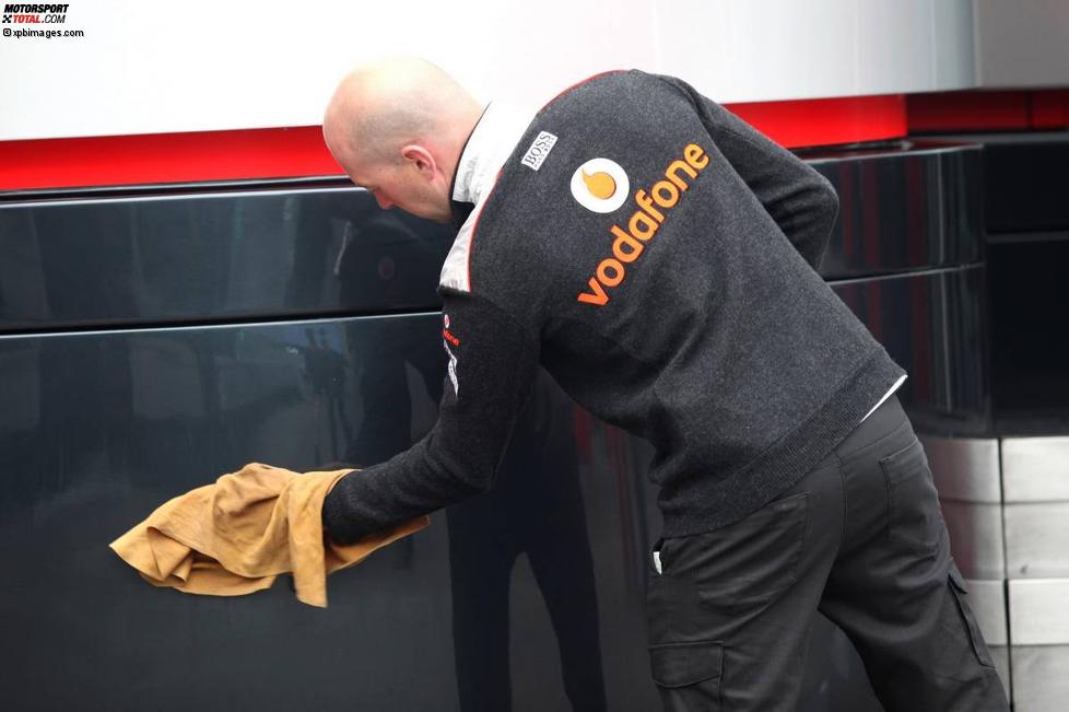 McLaren-Mechaniker beim Putzen