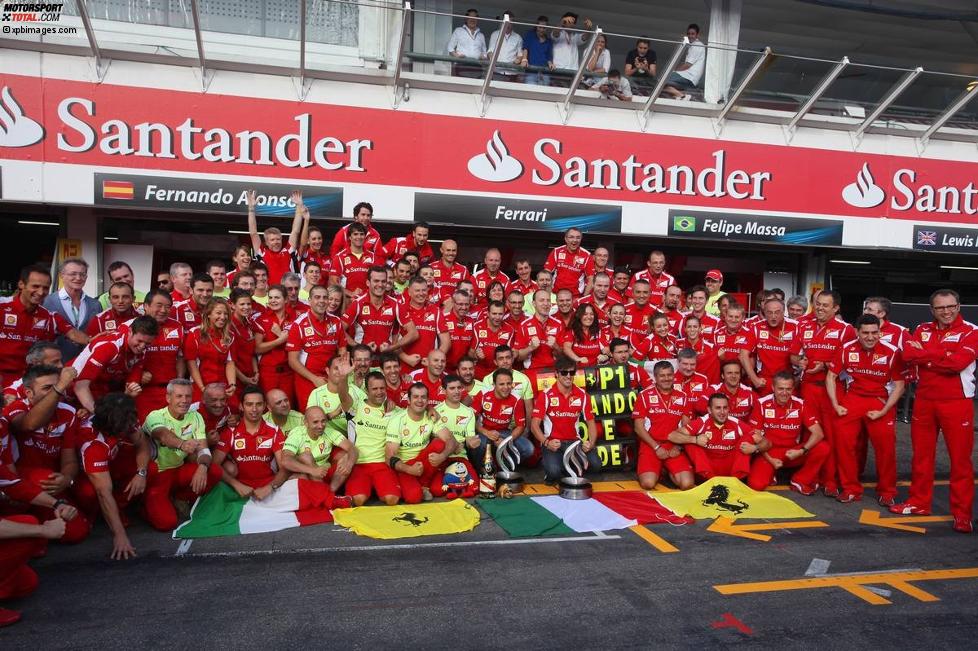 Fernando Alonso und Felipe Massa (Ferrari) feiern den Sieg mit dem Team