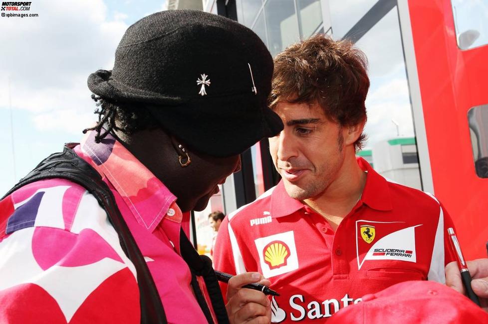 Fernando Alonso (Ferrari) mit Formel-1-Fan Moko