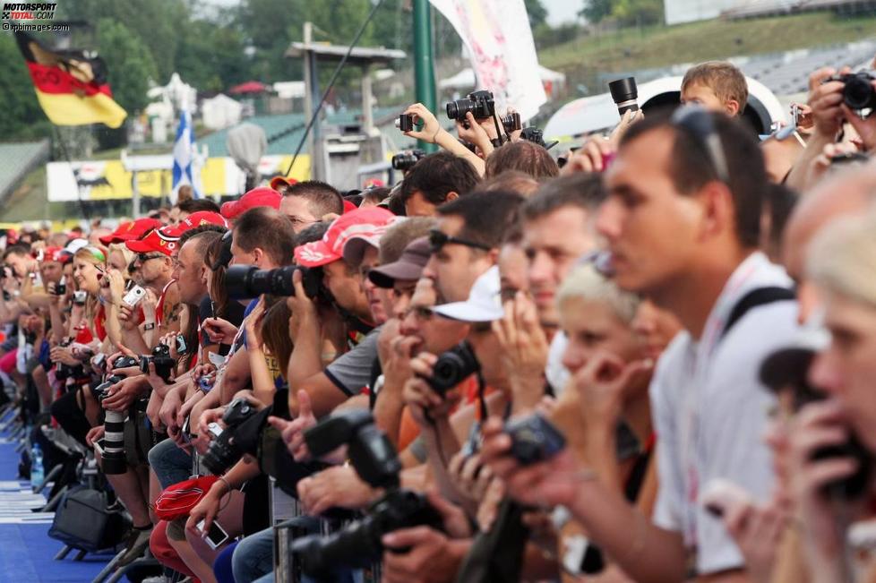 Fans auf Besuch in der Boxengasse