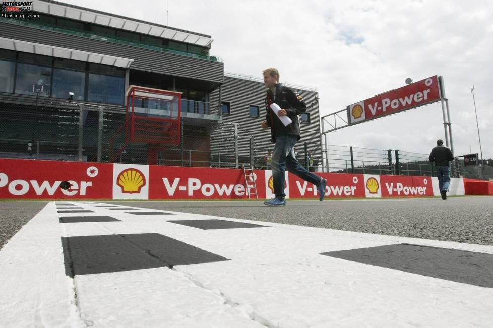 Sebastian Vettel (Red Bull) überquert die Start- und Ziellinie
