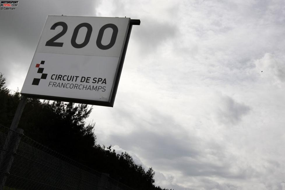 Spa-Francorchamps: 200-Meter-Schild vor Kurve, um den Bremsweg anzuzeigen