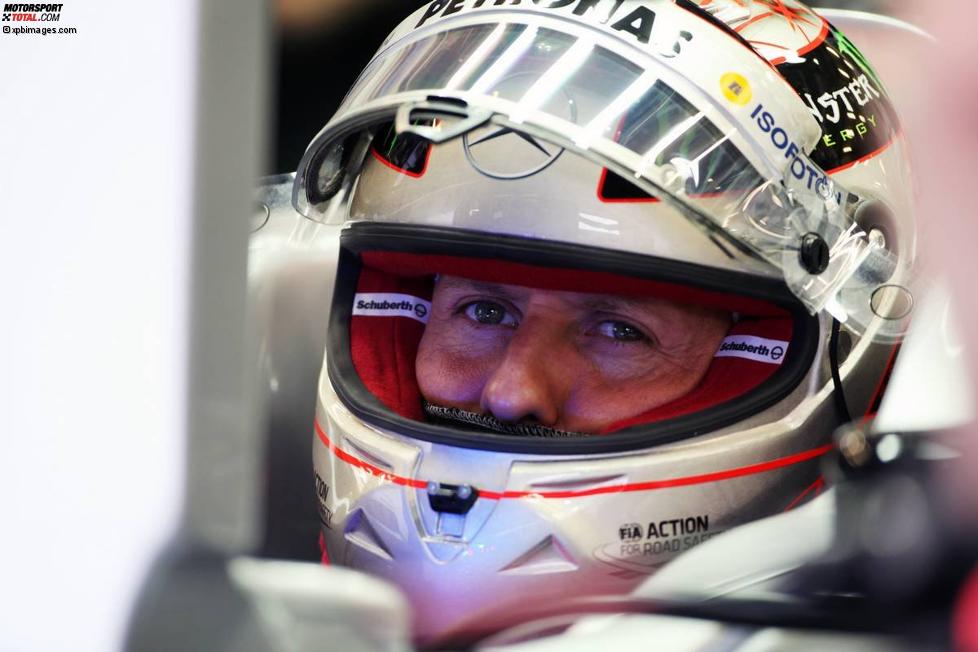 Michael Schumacher (Mercedes) mit seinem speziellen Helm zum 300. Formel-1-Wochenende.