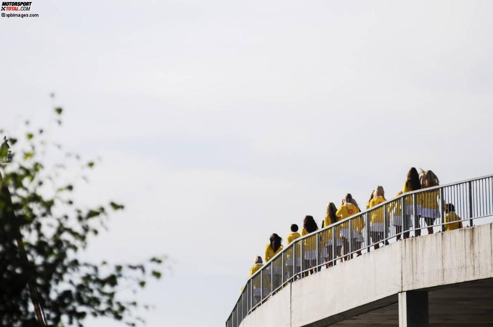 Gridgrls auf dem Weg zur Arbeit