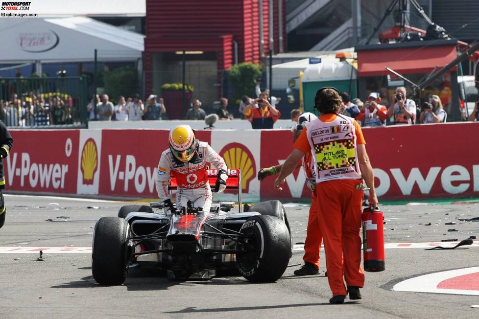 Lewis Hamilton (McLaren) nach dem Massencrash am Start.