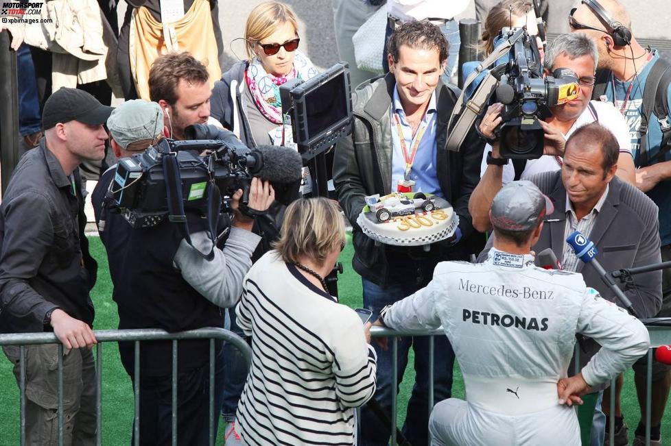 Michael Schumacher (Mercedes) erhielt von RTL nach dem Rennen zum großen Jubiläum eine leckere Torte