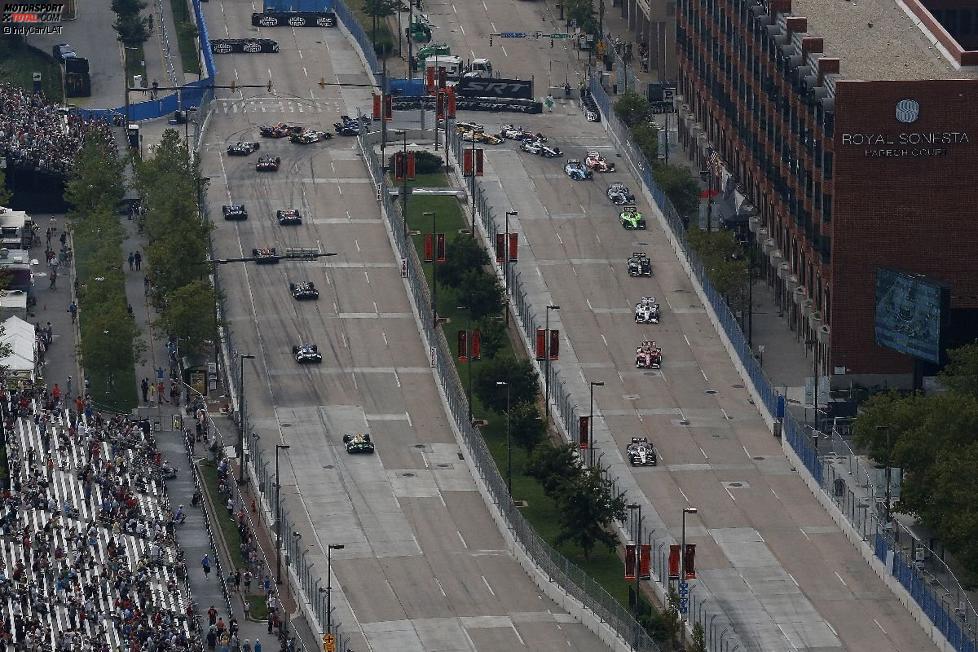 Will Power (Penske) führt das IndyCar-Feld durch die Haarnadel Turn 3 in Baltimore