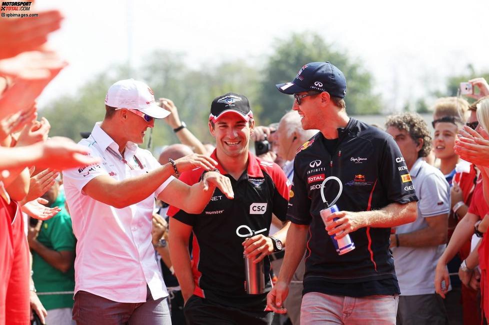 Michael Schumacher (Mercedes), Timo Glock (Marussia) und Sebastian Vettel (Red Bull) 