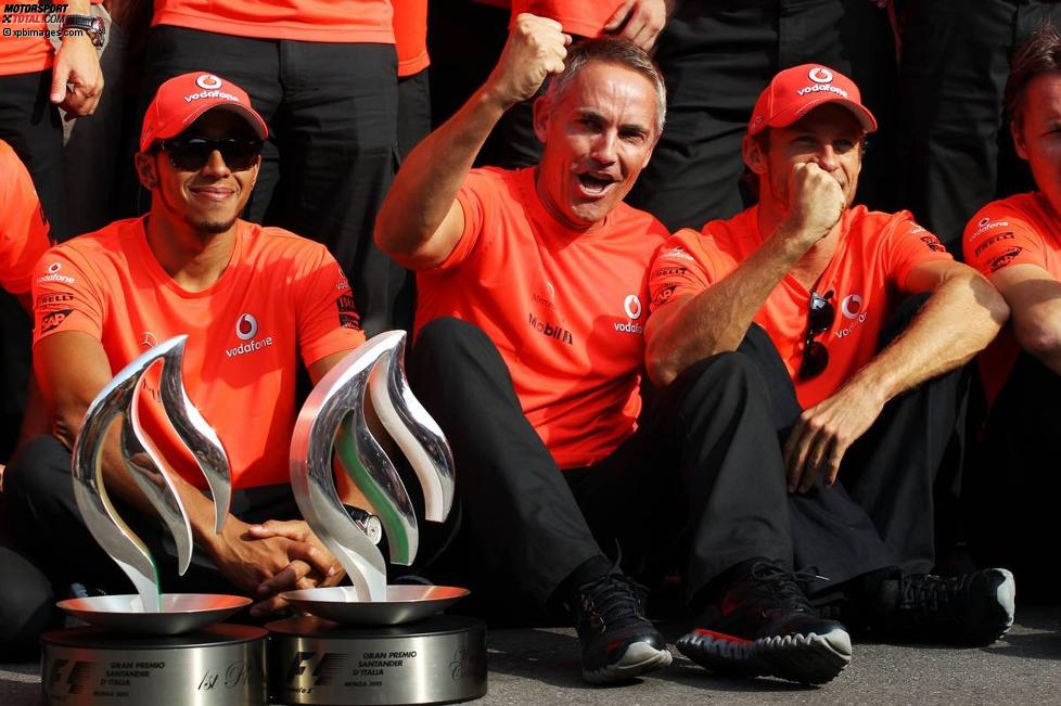 Lewis Hamilton (McLaren), Martin Whitmarsh (Teamchef, McLaren) und Jenson Button (McLaren) 