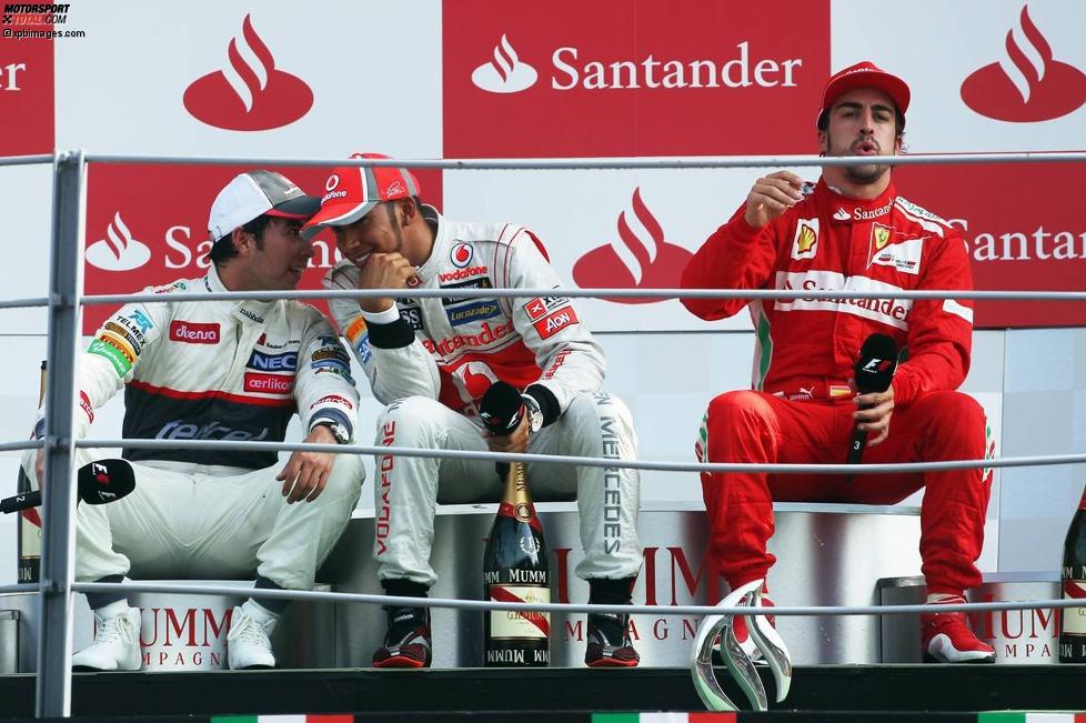 Entspannung nach dem Feiern: Sergio Perez (Sauber), Lewis Hamilton (McLaren) und Fernando Alonso (Ferrari) 