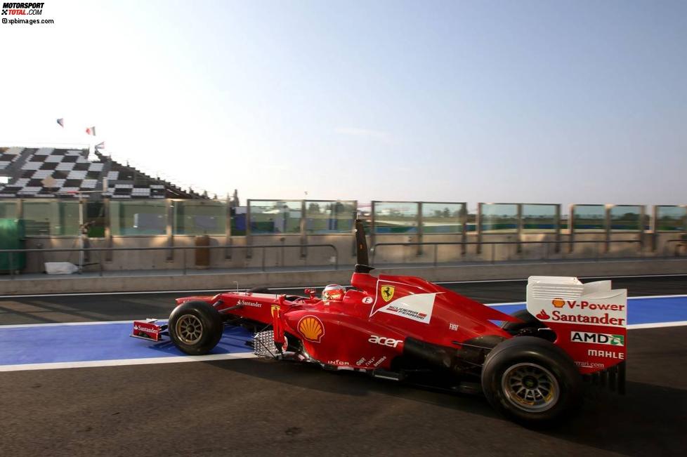 Ferrari-Testfahrer Jules Bianchi fährt beim Young-Driver-Test aus der Box