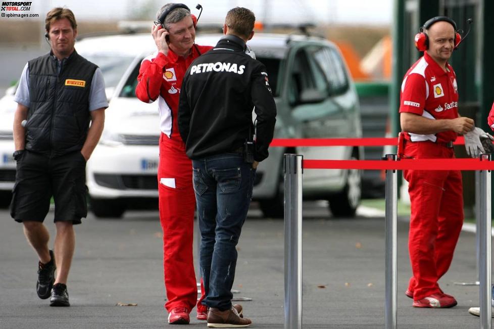 Michael Schumacher (Mercedes) schaut bei seinem ehemaligen Team Ferrari vorbei