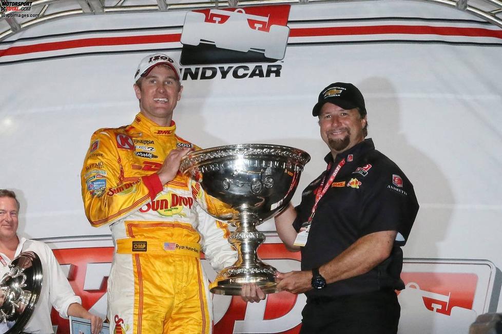 Ryan Hunter-Reay und Michael Andretti mit dem Astor Cup