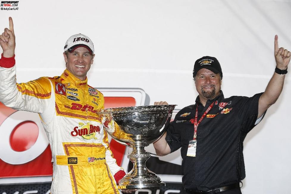 Ryan Hunter-Reay und Michael Andretti mit dem Astor Cup für den IndyCar-Champion 2012