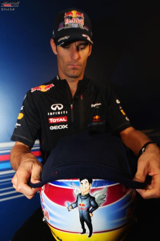 Mark Webber (Red Bull) präsentiert sein Spezial-Helmdesign für Singapur