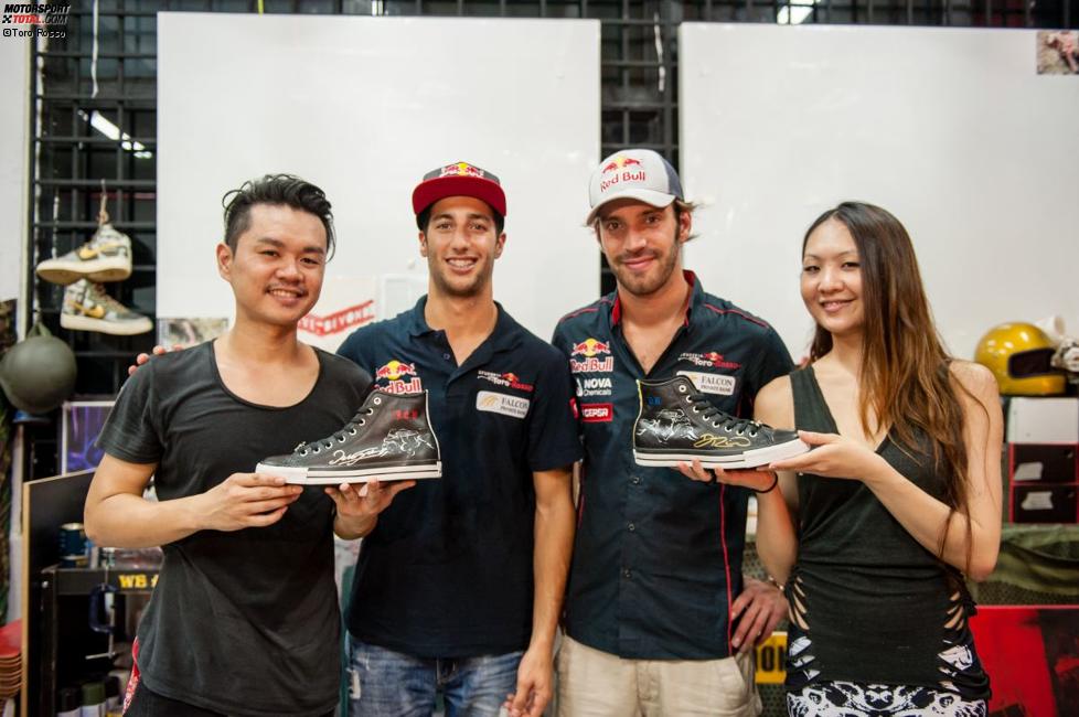 Daniel Ricciardo und Jean-Eric Vergne (Toro Rosso) basteln sich bei Designer Mark Ong ihre eigenen Sneakers