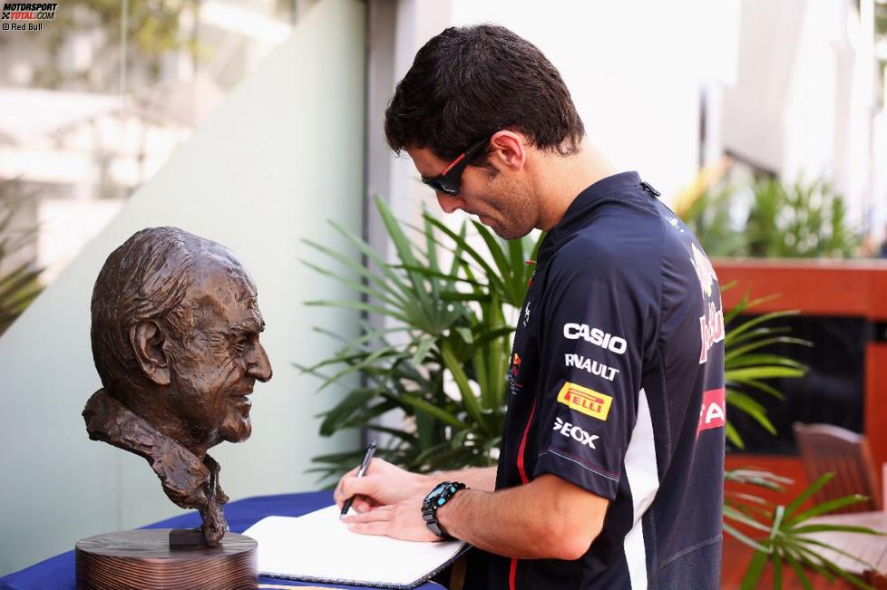 Mark Webber (Red Bull) trägt sich ins Kondolenzbuch für den verstorbenen Rennarzt Sid Watkins ein