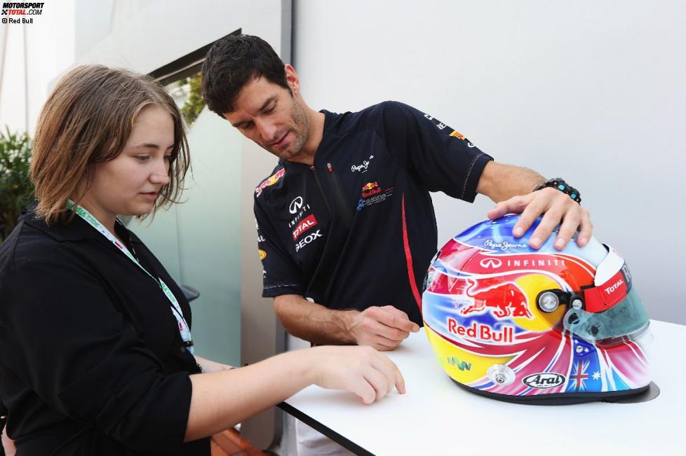 Mark Webber (Red Bull) mit Zlatka Suboticanec, der Siegerin bei seinem Helmdesign-Gewinnspiel