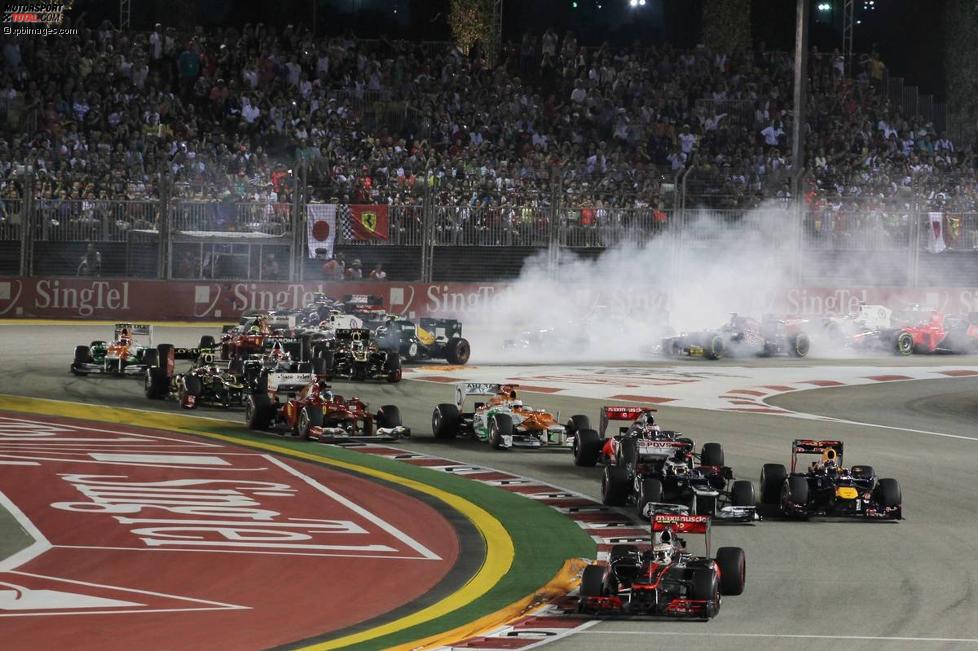 Lewis Hamilton (McLaren) beim Start an der Spitze, im Hinterfeld raucht es